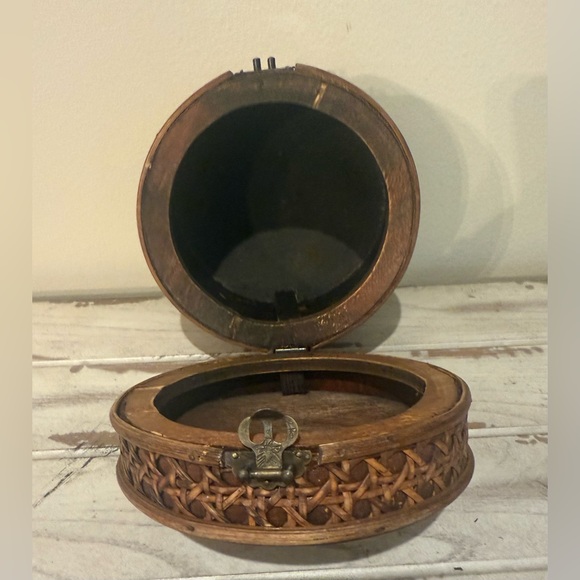 Vintage Handcrafted Wooden Circular Trinket Keepsake Box With Handle - Picture 7 of 9